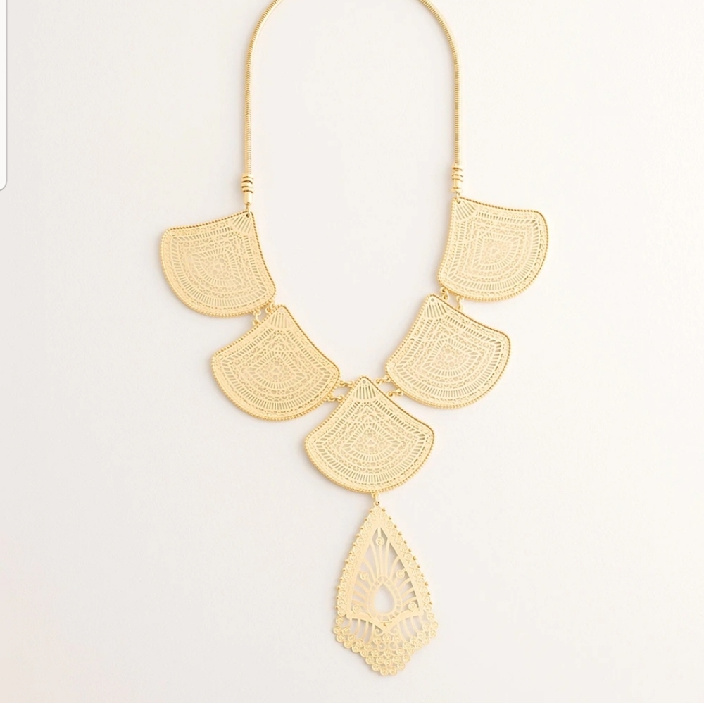 SHORT GOLDTONE CUTOUT PENDANT NECKLACE NWT